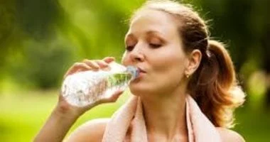 صورة كيف تنظم شرب الماء أثناء الأكل لتجنب المشكلات الهضمية.. 5 نصائح