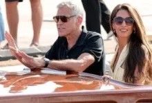 صورة أمل كلوني تتألق إلى جانب جورج كلوني خلال افتتاح مهرجان البندقية السينمائي