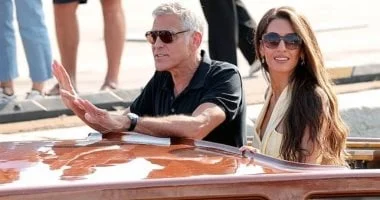 صورة أمل كلوني تتألق إلى جانب جورج كلوني خلال افتتاح مهرجان البندقية السينمائي
