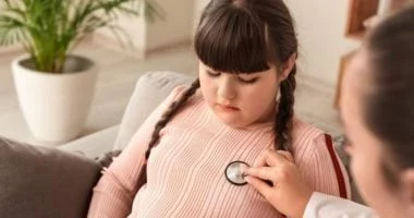 صورة أستاذ جراحة يعلق على فيديو تكميم معدة لطفلة خضعت لعملية لا رجعة فيها
