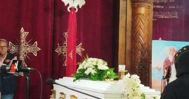 صورة جثمان الإعلامي عاطف كامل يصل إلى كنيسة مارمرقس بمصر الجديدة