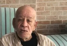 صورة تشييع جنازة فاروق عبد الخالق عقب صلاة الجمعة من مسجد السلام بمدينة نصر