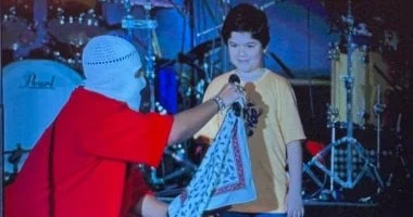 صورة تووليت يشكر الطفل حمزة بطل فيديو كليب “حبيبى ده” ويعلق: “شبهى صح”