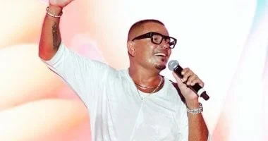 صورة عمرو دياب يحيي حفلًا ضخمًا بحضور جماهيري كثيف في بيروت