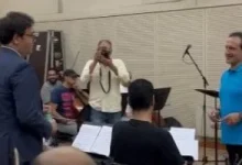 صورة وزير الثقافة يفاجئ محمد ثروت أثناء بروفة احتفال المولد النبوي ويوجه له الشكر