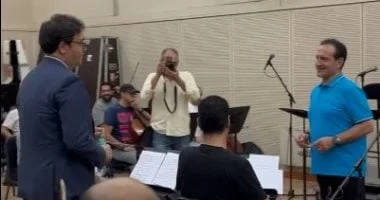 صورة وزير الثقافة يفاجئ محمد ثروت أثناء بروفة احتفال المولد النبوي ويوجه له الشكر
