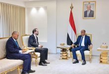صورة الحكومة اليمنية تبلغ سويسرا التزامها بالسلام وفق المرجعيات الثلاث