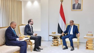 صورة الحكومة اليمنية تبلغ سويسرا التزامها بالسلام وفق المرجعيات الثلاث