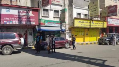 صورة محلات الصرافة تغلق أبوابها في عدن والبنك المركزي يتهم جهات رسمية بالقيام بحملات تحريض وتشويه تستهدفه والقطاع المصرفي