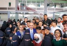 صورة عيدروس الزبيدي يتجاوز صلاحياته ويرسل 100 طالب وطالبة إلى الإمارات للإبتعاث دون علم الحكومة ويحثهم أن يكونوا خير سفراء لـ ''وطنهم الجنوب''