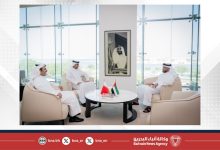 صورة وزير شؤون مجلس الوزراء ووزير الإعلام يلتقيان رئيس المكتب الوطني للإعلام في أبوظبي