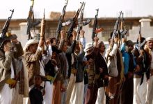 صورة الحكومة اليمنية تكشف عن عناصر إيرانية تشرف على إنشاء مصنع أسلحة كيماوية محرمة في اليمن