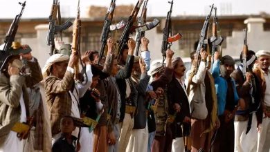 صورة الحكومة اليمنية تكشف عن عناصر إيرانية تشرف على إنشاء مصنع أسلحة كيماوية محرمة في اليمن