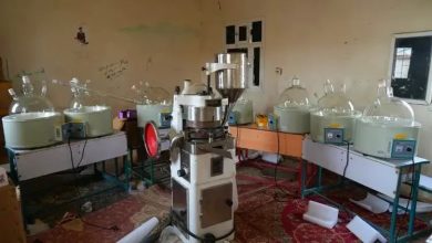 صورة الداخلية اليمنية تكشف عن ضبط خبراء لبنانيين وسوريين في عدن وتفاصيل عملية ضبط مصنع المخدرات بالمهرة