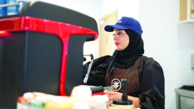 صورة أمل الظاهري.. مشرف عام وتُعِد القهوة لمتعاملي «أدنوك للتوزيع»