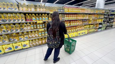 صورة متاجر تعرض سلعاً تنتهي صلاحيتها بعد أيام ضمن عروض التخفيضات