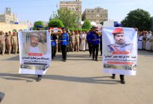 صورة موكب وداع مهيب لشهيدي الواجب العقيد خالد مثنى ورفيقة العبادي في مأرب