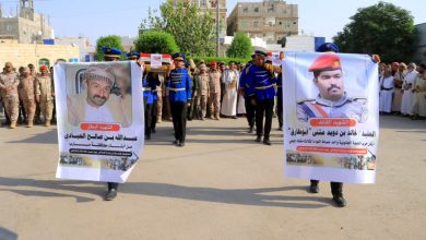 صورة موكب وداع مهيب لشهيدي الواجب العقيد خالد مثنى ورفيقة العبادي في مأرب