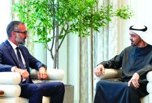 صورة رئيس الدولة يستقبل زعيم الطائفة الإسماعيلية