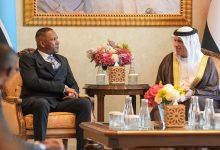 صورة حاكم رأس الخيمة يستقبل رئيس بوتسوانا