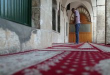 صورة ما مقدار المباعدة بين القدمين أثناء الوقوف في الصلاة؟