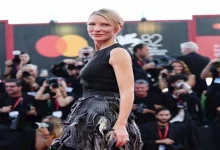صورة بفستان غريب من الريش المعاد تدويره..كيت بلانشيت تثير الجدل في فينيسيا