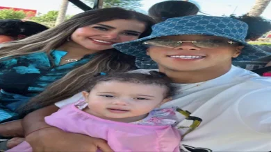 صورة إمام عاشور ينشر صورة مع ابنته وزوجته من الساحل