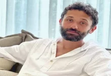 صورة بالصور.. كريم محمود عبد العزيز يتعاقد على فيلم “احنا والقمر جيران”