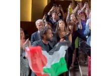 صورة أبطال فيلم “صوت هند رجب” يرفعون علم فلسطين في مهرجان فينيسيا (صور وفيد