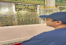 صورة محمد هنيدي يحتفل بالمولد النبوي من أمام الروضة الشريفة