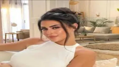 صورة ميرنا نور الدين بإطلالة شبابية مشرقة بالجينز الواسع وتوب- سر اللوك