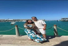 صورة “أغلى من عنيا”.. 3 صور جديدة من إجازة إمام عاشور وزوجته على البحر