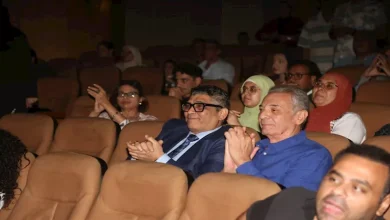 صورة المسرح التجريبي.. علاء عبدالسلام ومحمود حميدة يشاهدان “رماد من زمن الف