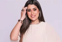 صورة أيتن عامر تروج لمسرحية “فيلم رومانسي” قبل عرضها في دبي