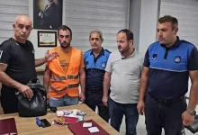 صورة عامل نظافة يعثر على حقيبة مليئة بالذهب.. لن تتوقع ما فعله