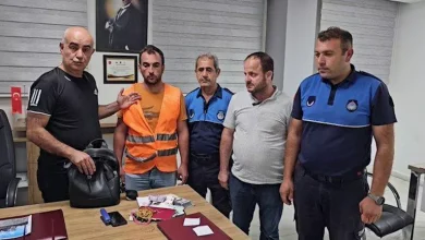 صورة عامل نظافة يعثر على حقيبة مليئة بالذهب.. لن تتوقع ما فعله