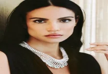 صورة أثارت الجدل بإطلالتها الجريئة في فينسيا.. معلومات عن عارضة الأزياء صوف