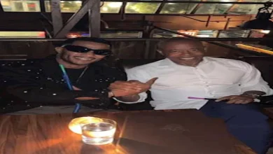 صورة “بيشربوا شيشة”.. محمد رمضان يلتقي عمدة نيويورك في أمريكا