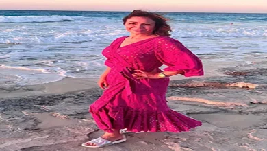 صورة بـ”11 صورة”- إلهام شاهين تودع الصيف بجلسة تصوير أمام البحر.. ماذا قالت