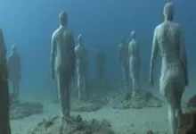 صورة بالصور.. تماثيل غارقة تحكي قصص اللاجئين في أعماق البحار