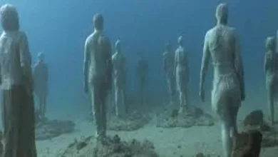 صورة بالصور.. تماثيل غارقة تحكي قصص اللاجئين في أعماق البحار
