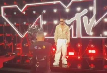 صورة بإطلالة غريبة.. محمد رمضان يتألق في حفل جوائز “MTV VMAs 2025”