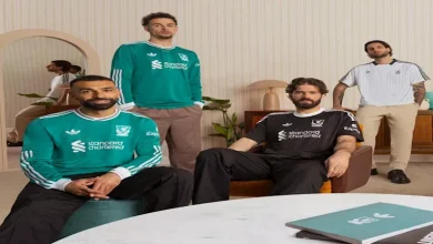 صورة محمد صلاح يرتدي القميص الثالث لليفربول