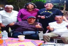 صورة نجم الأهلي السابق يظهر مع المطرب محمد فؤاد على مقهى بالسيدة زينب (صور)