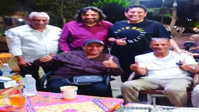 صورة نجم الأهلي السابق يظهر مع المطرب محمد فؤاد على مقهى بالسيدة زينب (صور)