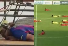 صورة سرب نحل يوقف مباراة كرة قدم في تنزانيا  أخبار السعودية