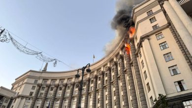 صورة رغم نفي روسيا.. زيلينسكي يتهم موسكو باستهداف مبانٍ سكنية  أخبار السعودية