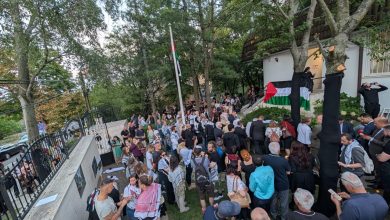 صورة المئات يشاركون في وقفة شموع ببودابست تكريما لأرواح أكثر من 20,000 طفل استشهدوا في قطاع غزة