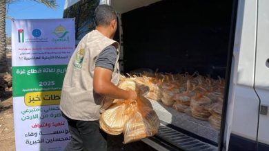 صورة | “الأردنية الهاشمية” تواصل توزيع الخبز الطازج يوميًا لتوفير الأمن الغذائي في جنوب غزة