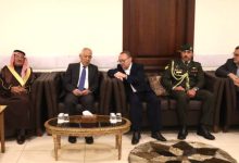 صورة | مندوبا عن الملك وولي العهد. العيسوي يعزي عشيرة حداد وآل عصفور